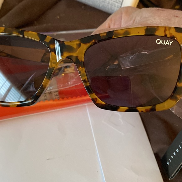 Quay sunglasses NWT with plastic case animal print - Picture 1 of 10